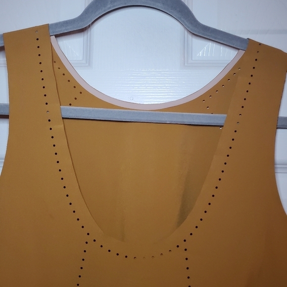 Athleta Terra Perforated Scoop Back Sleeveless Crop Tank Top S Gold Mustard - Picture 5 of 9